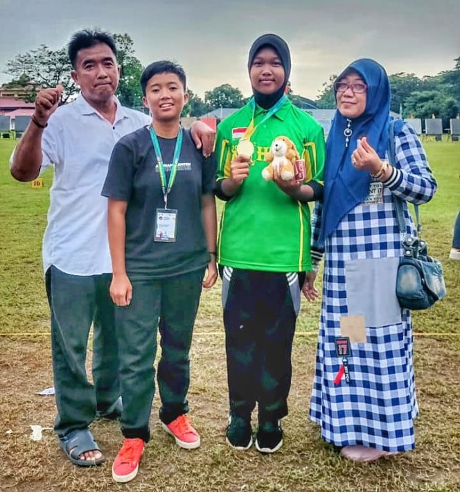 
					Atlet panahan Aura Thifalia Salma Hartono Putri bersama kedua orang tua dan adiknya