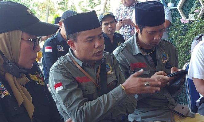 
					Ketua Umum Aliansi Madura Indonesia (AMI), Baihaki Akbar (tengah)
