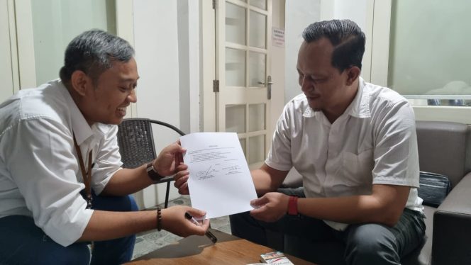 
					Pertemuan pihak BPR Agung Sejahtera dengan  
lawyer Sukarman, SH.,MH., selaku kuasa hukum dari Yuliarti Kusumawardaningsih di Kantor Pusat BPR Agung Sejahtera pada Sabtu16 September 2023
