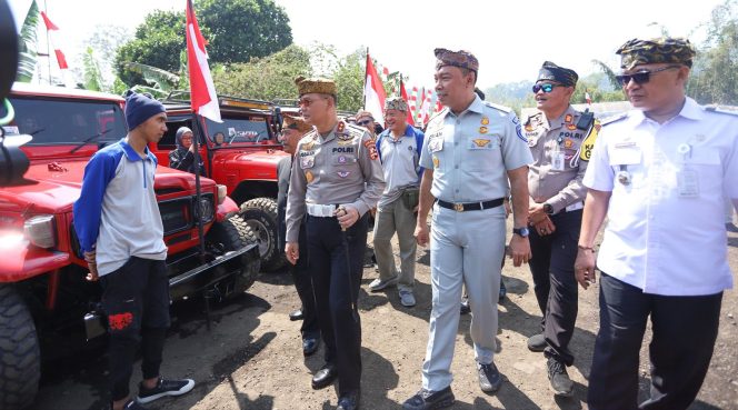 
					Jajaran Jasa Raharja dan Korlantas Polri mengajak perwakilan empat akses Angkutan Wisata Bromo Diskusi Peningkatan Keamanan Transportasi