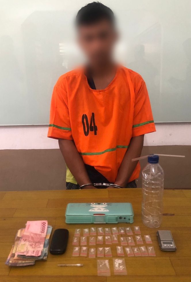 
					Tersangka HM (37)  laki-laki warga Nagori Panombeian Baru, Kecamatan Bandar Masilam, Kabupaten Simalungun