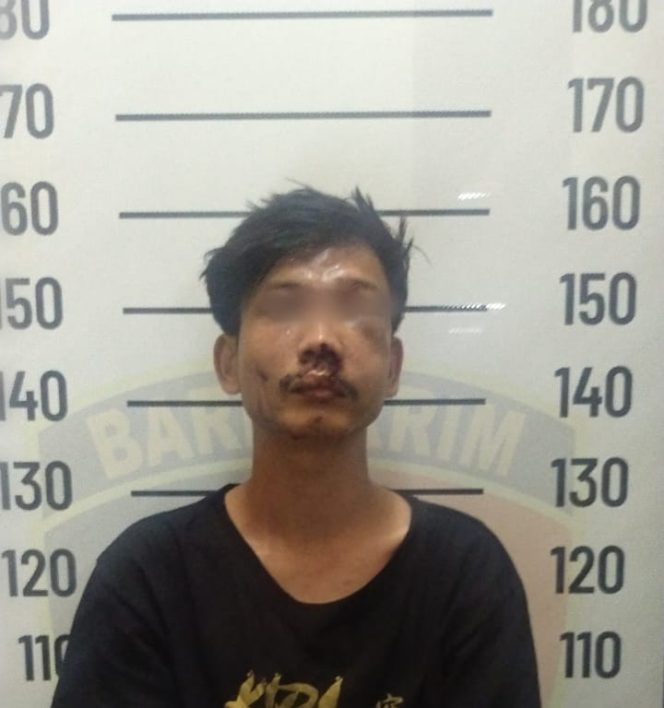 
					MR (26) warga Kebon Jeruk Jakarta Barat babak belur diamuk warga usai melakukan aksinya mencuri sepeda motor jenis vespa di jl H Tohir Kebon Jeruk Jakarta Barat