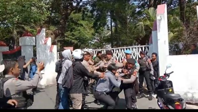 
					Serikat Pejuang Rakyat (SPR) melakukan aksi unjuk rasa di depan Kantor Bupati Gowa dan Kantor DPRD Gowa terkait dugaan adanya tindakan pungli dan penyelewengan jabatan yang diduga dilakukan oleh Camat Barombong