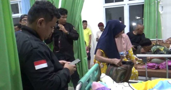
					Para korban keracunan  langsung dibawa ke RSUD Zubir Mahmud