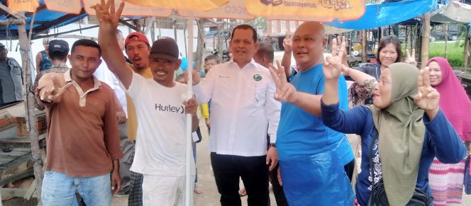 
					Sang Pejuang Dhuafa H. Ikhwan Lubis saat membagikan payung di sebuah Pasar Tradisional  Kota Perdagangan , Kab. Simalungun Sumatera Utara 