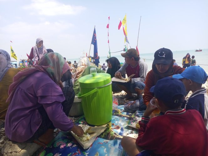 
					Makan bersama di Pulau Gede.
Tradisi Nyadran Sedekah Laut Desa Tunggulsari Kaliori