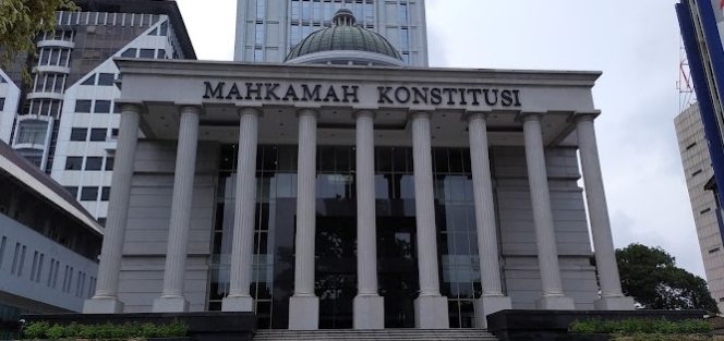 
					Mahkamah Konstitusi (MK) memutuskan tidak menerima permohonan uji materi terkait syarat ambang batas pencalonan presiden atau Presidential Threshold pada Pasal 222 Undang-undang Nomor 7 Tahun 2017 tentang Pemilu