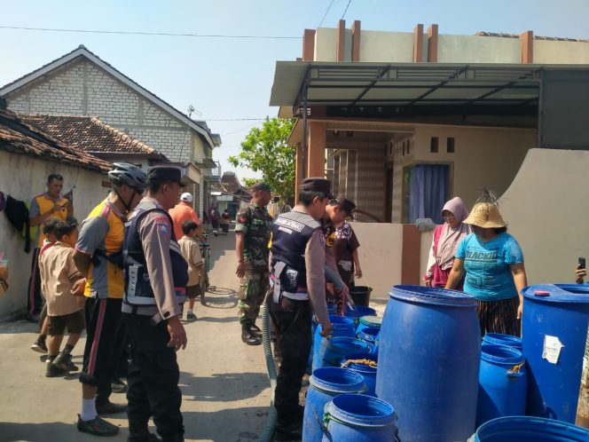 
					Polsek Batangan Polresta Pati peduli kembali mendistribusikan air bersih kepada desa-desa yang terdampak kekeringan