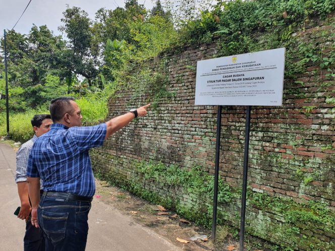 
					Ketua Forum Budaya Mataram (FBM) BRM Kusumo Putro saat meninjau lokasi cagar budaya Pagar Dalem Singopuran