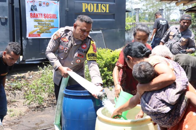 
					Bakti Sosial penyaluran air bersih Polres Ngada  dalam menyambut HUT Humas Polri ke-72