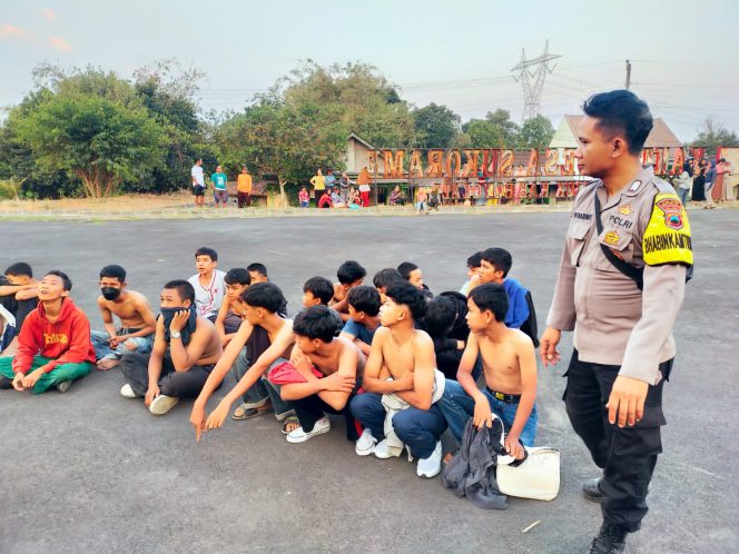 
					Polisi mengamankan beberapa pelajar SMP yang hendak tawuran pada hari Kamis tanggal 5 Oktober 2023 di halaman kantor Balai Desa Sukorame Kec. Musuk Kab. Boyolali