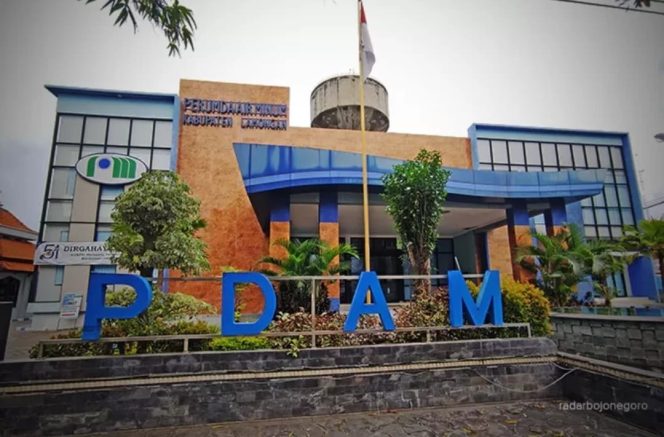 
					Perwakilan konsumen Baihaki Akbar berencana menggugat PDAM Lamongan karena kualitas air yang tak layak