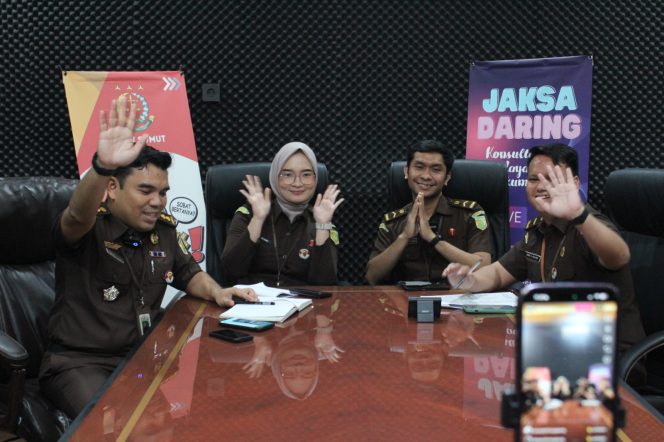 
					Kejaksaan Tinggi Sumatera Utara (Kejati Sumut) kembali menghadirkan program unggulannya Jaksa Daring yang dilaksanakan secara live di akun media sosial IG @kejatisumut