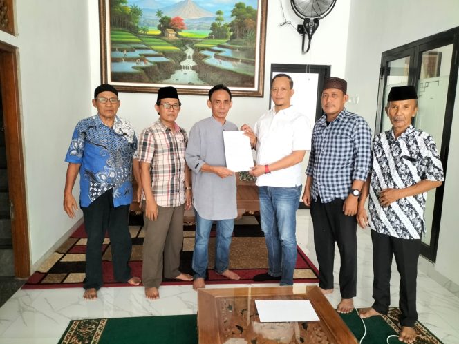 
					Panitia Tukar Guling Tanah Bondo Deso Botomulya Kendal melalui kantor hukum Karman Sastro akan melaporkan Bupati Kendal ke Komisi Ombudsman