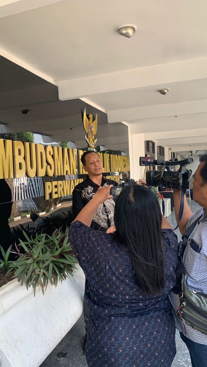 
					Kuasa hukum panitia tukar menukar tanah kas desa Botomulyo, Karman Sastro