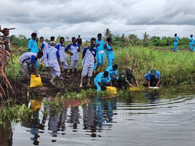
					Yonif 125/SI’MBISA Bersama Dinas Pertanian Kab. Mappi Perdana membuka lahan sawah untuk masyarakat, bertempat Di Kampung Mur, Distrik Nambai, Kabupaten Mappi
