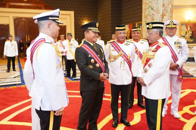 
					Kepala Staf Angkatan Darat (Kasad) Jenderal TNI Dr. Dudung Abdurachman menerima penganugerahan Darjah Kehormatan Panglima Gagah Angkatan Tentera (PGAT) dari Yang di-Pertuan Agong Kerajaan Malaysia, Al-Sultan Abdullah Ri'ayatuddin Al-Mustafa Billah Shah