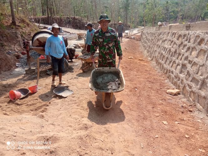 
					Babinsa Desa Tukulrejo, Koramil 08/Giriwoyo Serka Bejo Sariyono turut membangun infrastruktur dengan turun langsung bersama warga melaksanakan karya bakti pembuatan Talud Makam Dusun Kedokan dan Dusun Duren Desa Tukulrejo