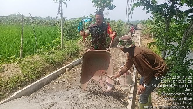 
					Babinsa Koramil 0808/12 Wlingi Kodim 0808/Blitar Serda Mamat S melaksanakan kegiatan gotong royong dan kerja bakti pengecoran jalan persawahan di jalan persawahan Lingk. Tumpuk RT. 01 RW. 06 Kel. Tangkil Kec. Wlingi