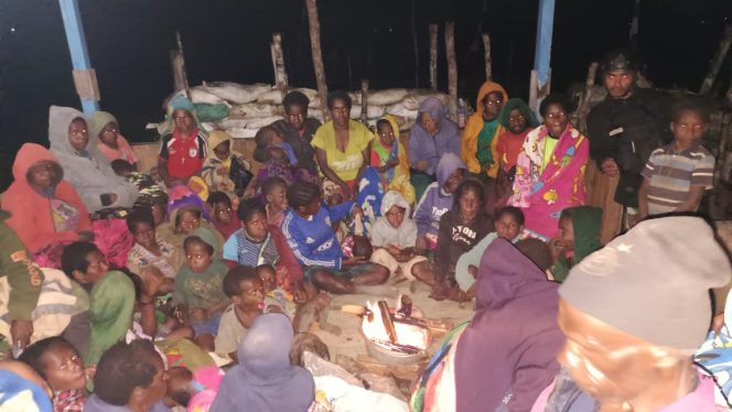 
					Ulah Kelompok Separatis Teroris (KST), warga Kampung Erogobak, Kab. Puncak, Papua terpaksa melarikan diri untuk menyelamatkan hidup mereka ke Pos Satgas Pamtas Mobile Yonif Raider 300/Bjw