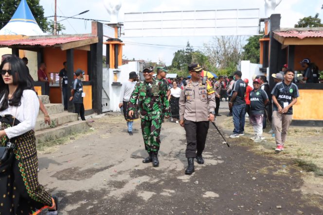 
					Kapolres Ngada AKBP Padmo Arianto, S.I.K., memimpin langsung Pengamanan kegiatan pembukaan pertandingan sepak bola liga pelajar Soeratin Cup U-17 tingkat provinsi NTT di Kab. Ngada