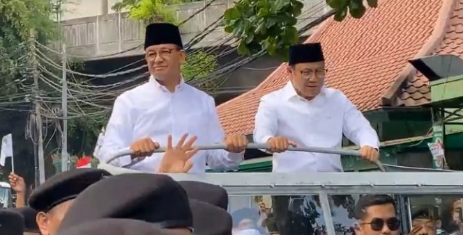 
					Pasangan bacapres-bacawapres AMIN, Anies-Muhaimin mendaftar ke KPU naik land Rover (Poto : Tangkapan Layar)