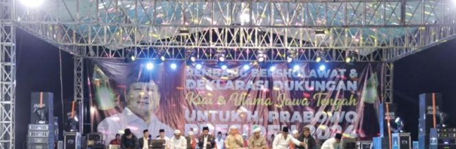 
					Acara Rembang Bersholawat yang diisi dengan deklarasi mendukung Ketum Gerindra Prabowo Subianto sebagai Presiden 2024