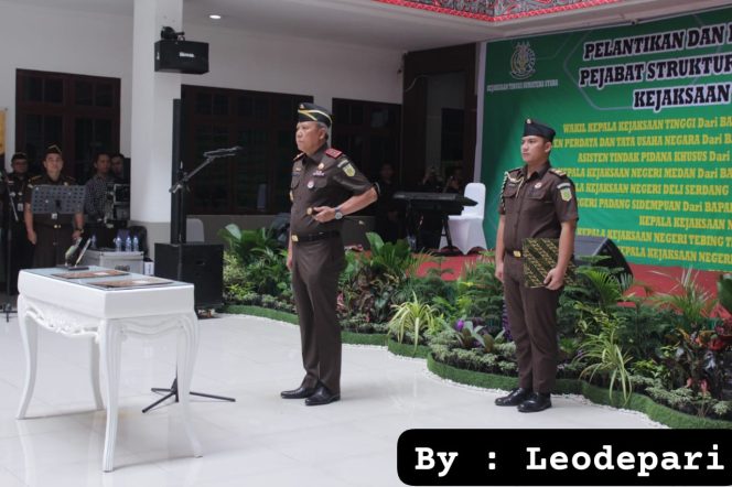 
					Kepala Kejaksaan Tinggi Sumatera Utara, Idianto, SH., MH melantik dan memimpin acara serah terima jabatan Wakajati Sumut, Asisten, para Kajari dan Koordinator di Adhyaksa Hall, Kantor Kejati Sumut, Jalan AH Nasution, Medan