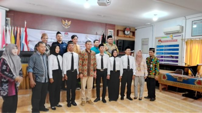 
					1 anggota PPK dan 4 anggota PPS hasil PAW dilantik ketua KPU Kudus