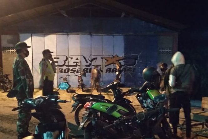 
					Patroli malam untuk menjaga kamtibmas oleh aparat TNI-Polri di Giriwiryo