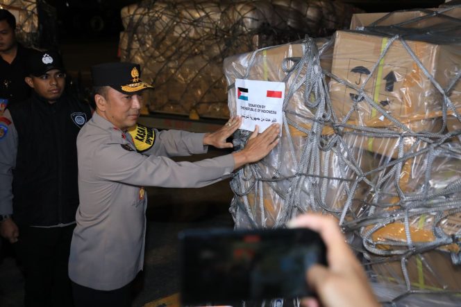 
					Kadivhumas Polri Irjen Pol. Sandi Nugroho mengatakan bantuan yang dikirimkan ini adalah kloter lanjutan dari pemberangkatan bantuan menggunakan pesawat dua Hercules yang dilepas Presiden Jokowi kemarin (4/11/23)