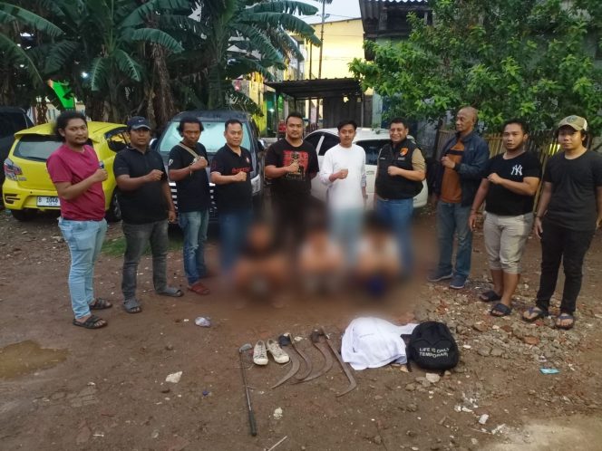 
					Satuan Reserse Kriminal Polres Metro Jakarta Barat bersama Polsek Kalideres mengamankan para pelajar yang aksinya viral mengacungkan celurit