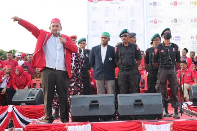 
					Pang Ucok (baju merah) seorang eks kombatan Gam Wilayah Peureulak yang maju sebagai caleg