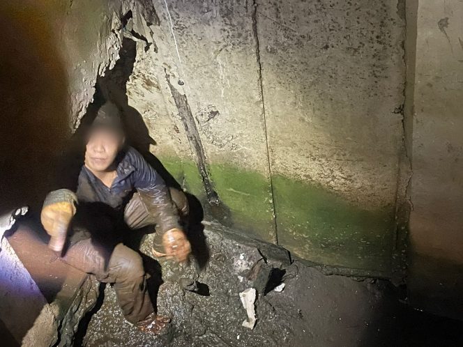 
					Pelaku RH (28), diamankan oleh petugas saat pelaku melarikan diri dari amukan massa dan mengumpat di gorong-gorong jembatan 