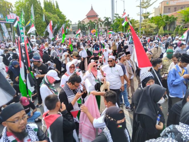 
					Aksi solidaritas warga Kudus untuk rakyat Palestina yang di gelar selepas Jumatan di alun- alun Kudus (24/11/2023)