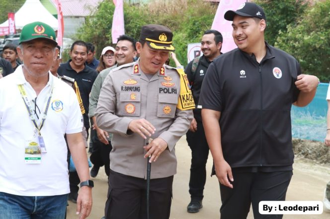 
					Kapolres Simalungun, AKBP Ronald F.C. Sipayung bersama Menpora Ario Bimo Nandito Ariotedjo dalam pengamanan Grand Final Danau Toba Rally 2023