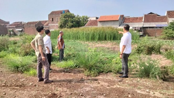 
					Karman Sastro saat di lokasi Sengketa Tata Usaha Negara (TUN) berupa SK Bupati Kendal Nomor 356/114/Ks/Insp tertanggal 16 Juni 2023 tentang pembatalan tukar guling tanah kas Desa Botomulyo