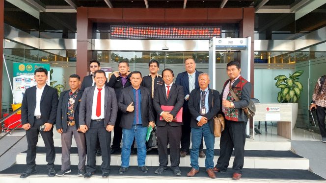 
					Tim pengacara korban yang mengajukan gugatan