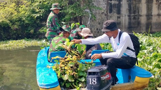 
					Anggota TNI dari Koramil 02/Banjarsari Kodim 0735/Surakarta beserta instansi terkait dan warga masyarakat melaksanakan kegiatan Karya Bakti pembersihan saluran air bertempat di Bendung Gerak Tirtonadi