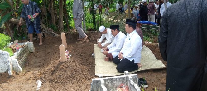 
					H. Ikhwan Lubis menyempatkan diri melayat ke pemakaman mantan Ketua PWI dan KSJ serta wartawan Senior Kabupaten Batu Bara