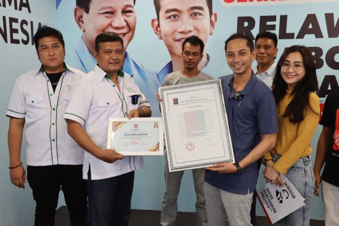 
					Kedatangan Relawan Bocahe Gibran Nusantara dengan tujuan menandatangani kesepakatan bersama, siap untuk memenangkan satu putaran Calon Presiden (Capres) dan Calon Wakil Presiden (Cawapres) Prabowo-Gibran