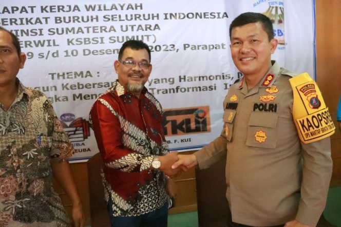 
					Mewakili Kapolda Sumut.
Kapolres Simalungun, AKBP Ronald F.C Sipayung, S.H., S.I.K., M.H., hadir dalam pembukaan Rapat Kerja Wilayah (RAKERWIL) Konfederasi Serikat Buruh Seluruh Indonesia Provinsi Sumatera Utara yang berlangsung di Hall Siantar Hotel Parapat, Kabupaten Simalungun