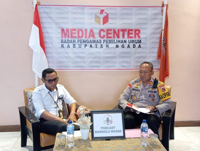 
					Kapolres Ngada AKBP Padmo dalam acara podcast bersama sahabat Bawaslu