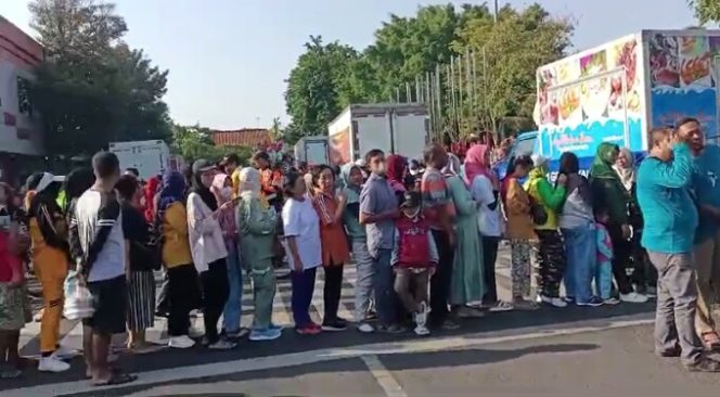 
					Nelayan Juwana bagikan ikan gratis ke masyarakat sebagai wujud protes terhadap kebijakan pemerintah