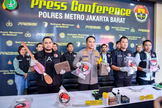 
					Kapolres Metro Jakarta Barat Kombes Pol M Syahduddi dalam konferensi pers pengungkapan home industry narkotika tembakau sintetis di kawasan Cengkareng