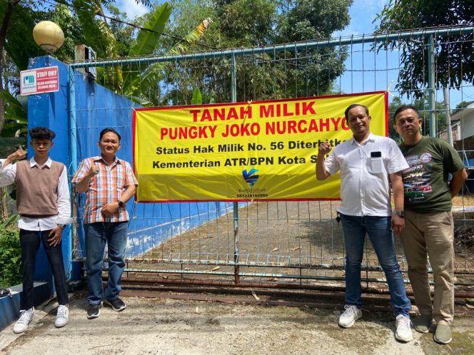 
					Pungky Joko Nurcahyo bersama kuasa hukumnya mendatangi obyek sengketa di Kalibening, Kecamatan Tingkir, Kota  Salatiga