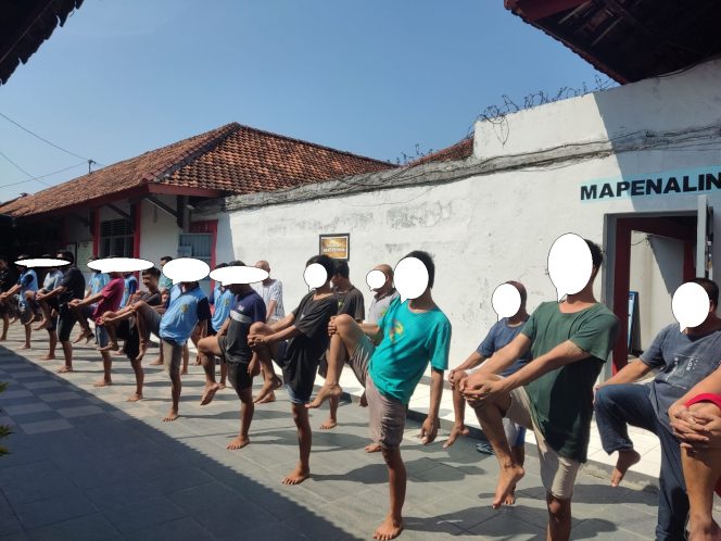 
					Bentuk pengenalan lingkungan, Puluhan napi baru di Lapas Pati berolah raga bersama