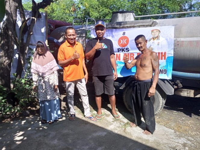 
					Sekretaris DPD PKS Kabupaten Rembang, Sutrisno giat penyaluran air bersih di Tambakagung Kecamatan Kaliori