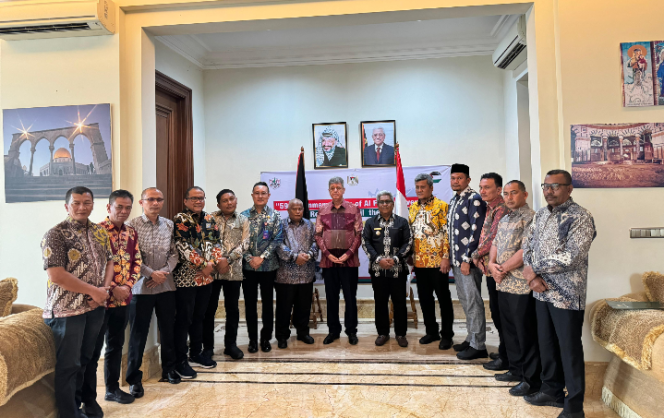 
					Penjabat Bupati Aceh Utara Dr Mahyuzar, MSi, menyerahkan sumbangan kemanusiaan untuk rakyat Palestina senilai Rp 1.151.118.500,- melalui Duta Besar Palestina untuk Indonesia Dr Zuhair SM Al-Shun di Kantor Kedubes Palestina di Jalan Ki Mangunsarkoro No.64 Menteng Jakarta Pusat

