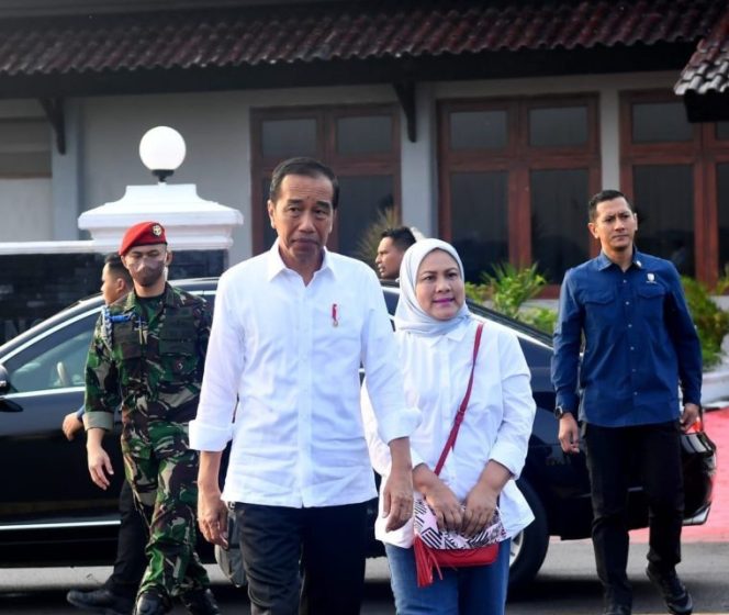 
					(BPMI Setpres) Presiden Jokowi dan Ibu Negara Iriana Joko Widodo beserta rombongan terbatas lepas landas dari Pangkalan TNI AU Adi Soemarmo, Kabupaten Boyolali, dengan menggunakan Helikopter Super Puma TNI AU sekitar pukul 06.35 WIB